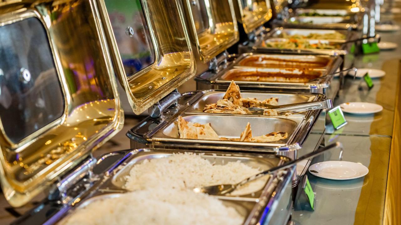 Buffet self-service com bandejas de comida